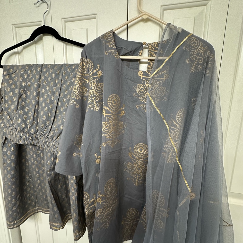 SALE‼️Gray and Gold Patterned Gharara and Kameez set in size 25” in pure Cotton. - Picture 16 of 16